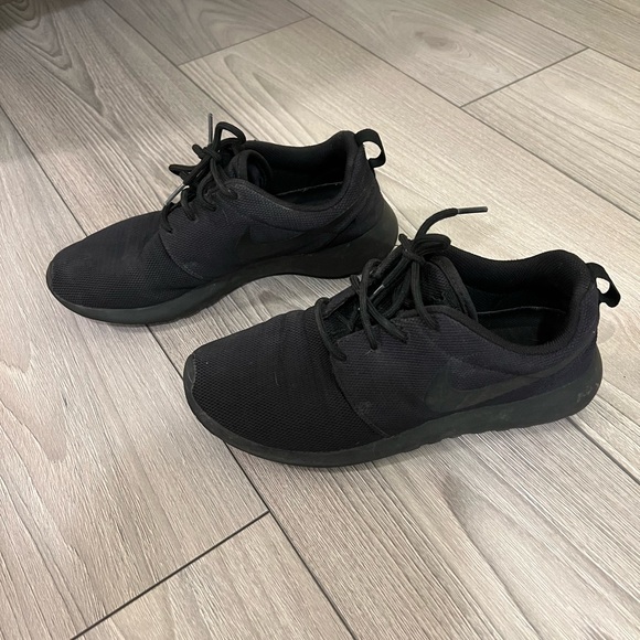 Black Nike running shoes - size 9 women’s - Picture 2 of 5